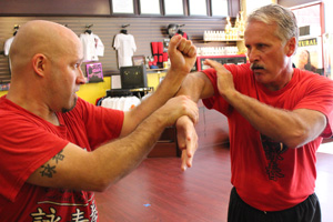 Chi Sau, Chi Sau sparring, sifu och justin och lakeland self defense kung fu wing chun